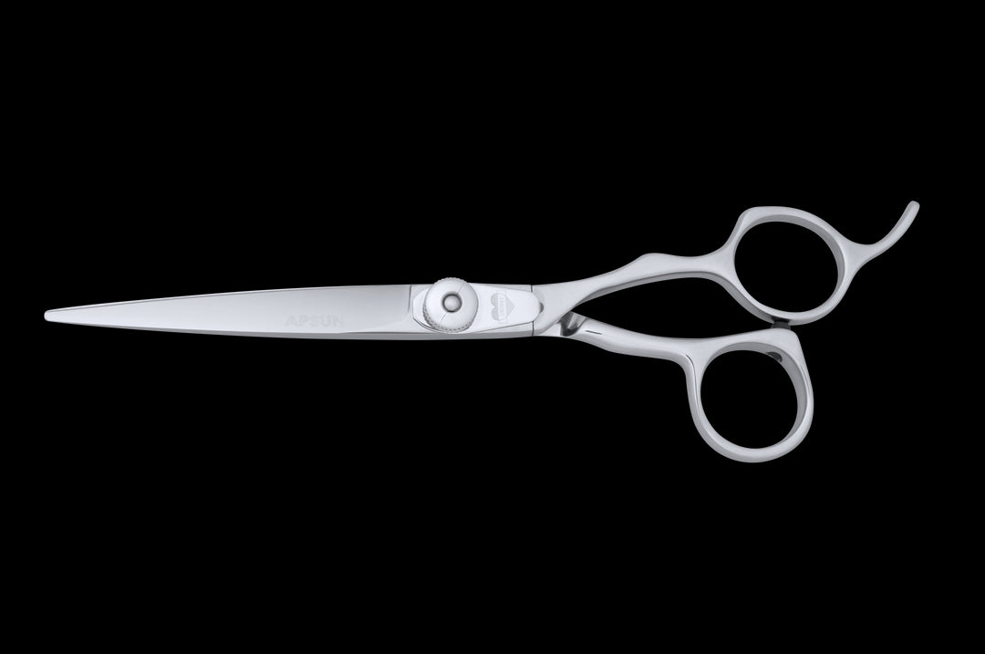 Front view of the TT 600 Tungsten hair cutting scissors in closed position.
