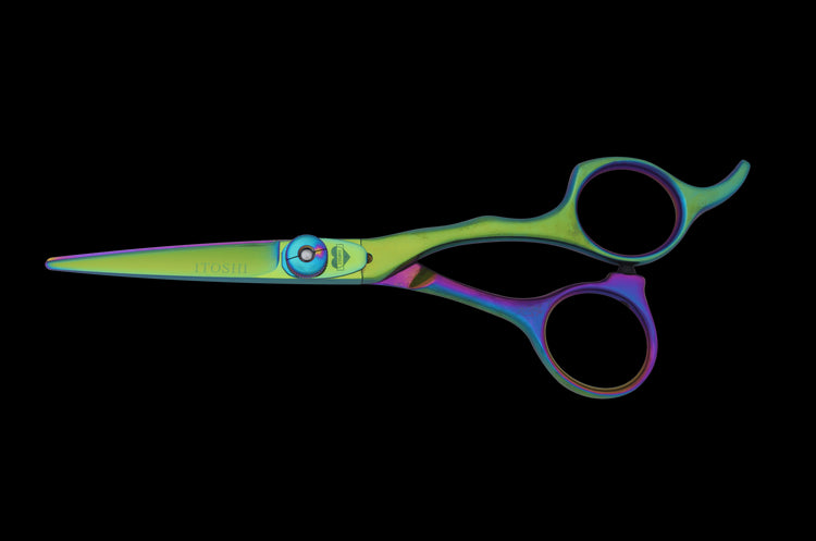 Front view of the TW 500 Tungsten hair cutting scissors in closed position.